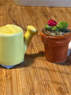 Cracker Barrel Watering Can Flower Pot Salt and Pepper Shaker Spring